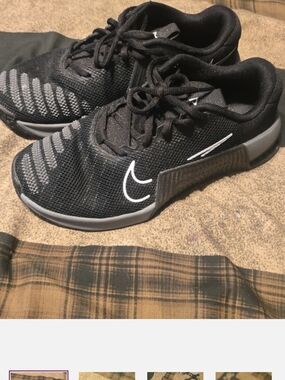 Nike Black and Gray Women’s Athletic Training Shoes New 71/2
